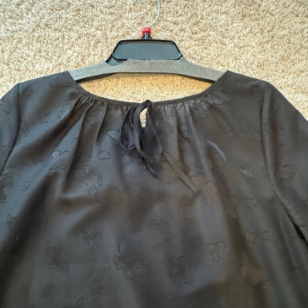 Madewell Black Butterfly Print
Jacquard Ruffle Blouse Size M - Picture 5 of 12